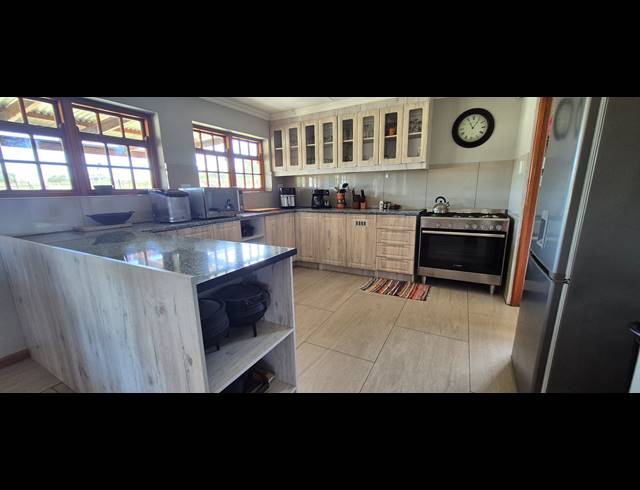 5 BEDROOM HOUSE FOR SALE IN KLEIN DASSENBERG